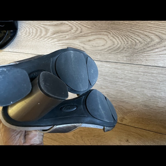 Silver heels. Wide heel for utmost comfort. Very good condition. - Picture 5 of 6